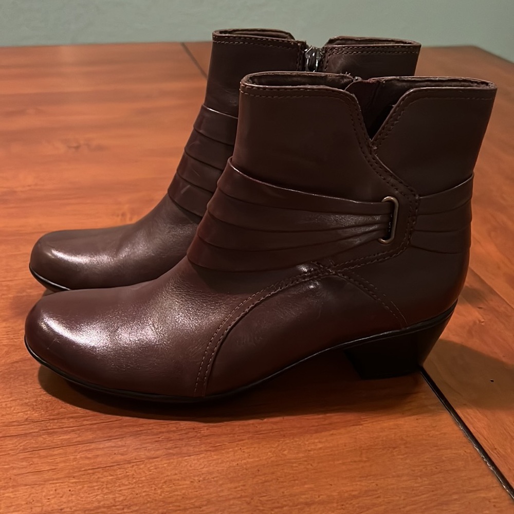 Clarks Bendables size 10. Ankle boots. Amazing condition.